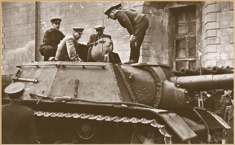 И.В. Сталин осматривает образцы военной техники. Кремль, весна 1943 г..gif